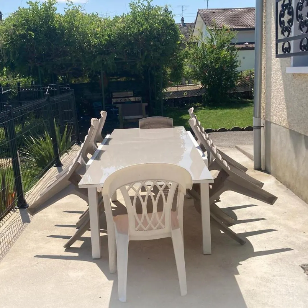 Villa Des Jasmins - Appartement Avec Piscine Privee- Entrelacs Albens 0*,  France